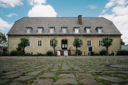 Die Erinnerungs- und Gedenkstätte Wewelsburg 1933 – 1945 befindet sich im ehemaligen Wachgebäude am Vorplatz der Wewelsburg. © Kreismuseum Wewelsburg, André Heinermann
